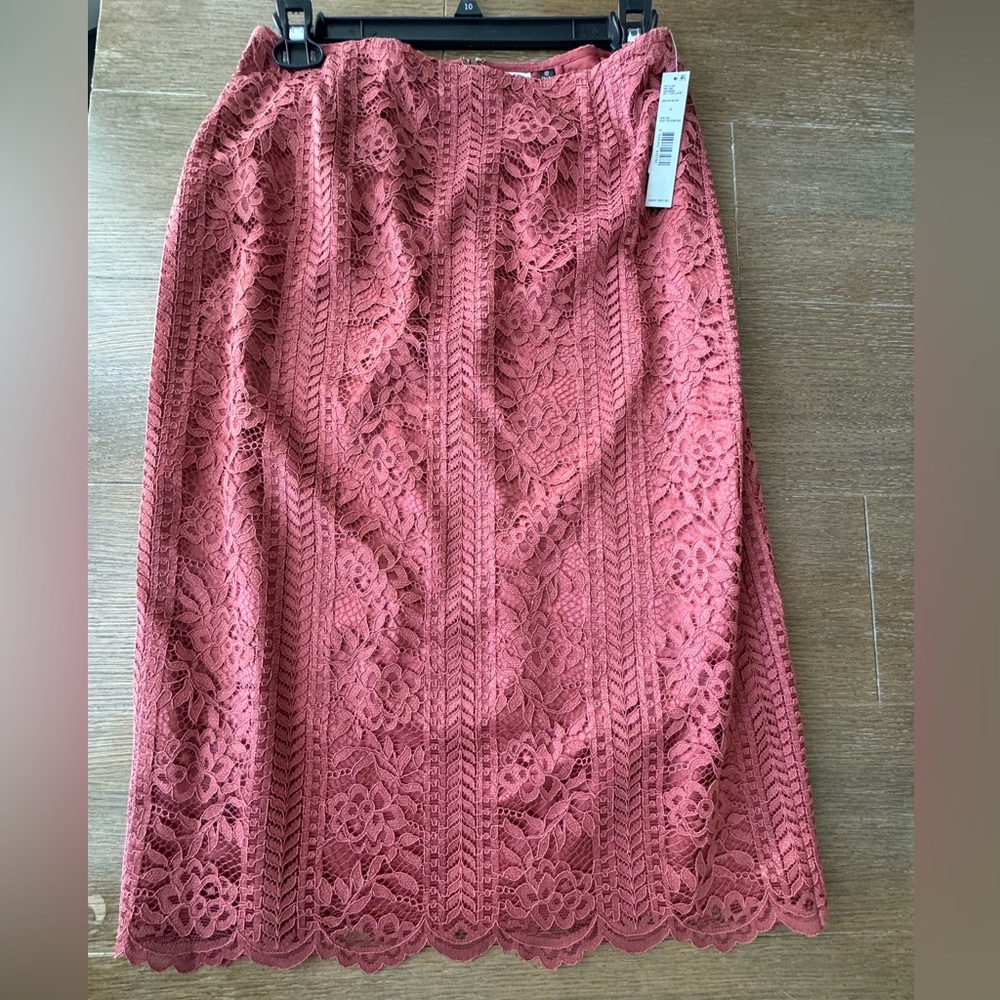 Lace MIDI skirt